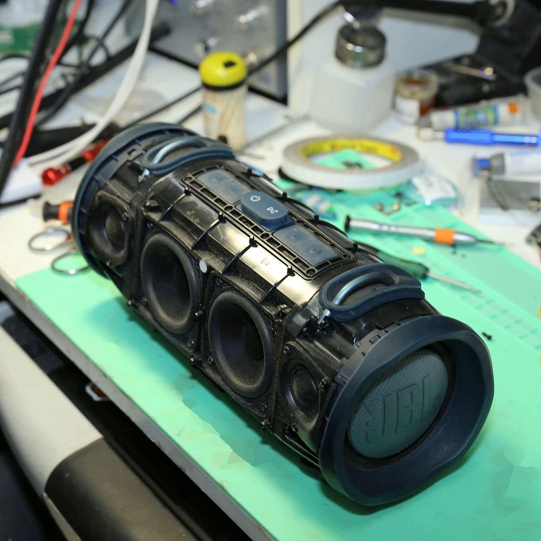 Колонка JBL без защитной решетки