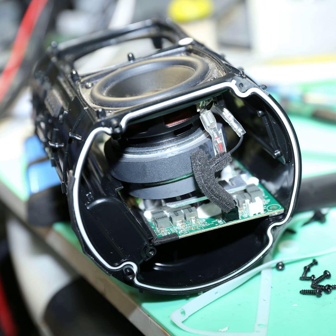 Внутренности колонки JBL Xtreme 2