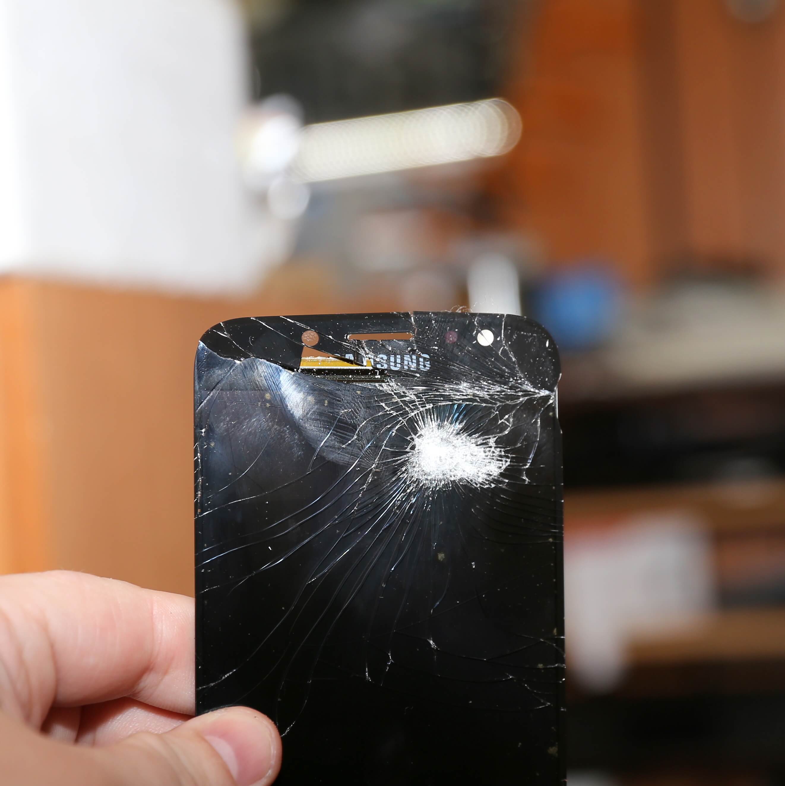 Разбитый экран Samsung Galaxy J7 (2017)